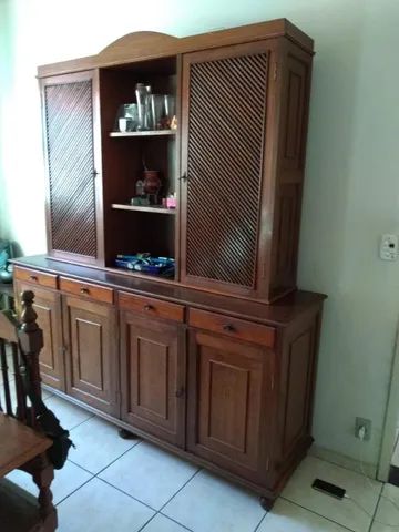 Excelente conjunto de mesa com cadeiras e Arca.