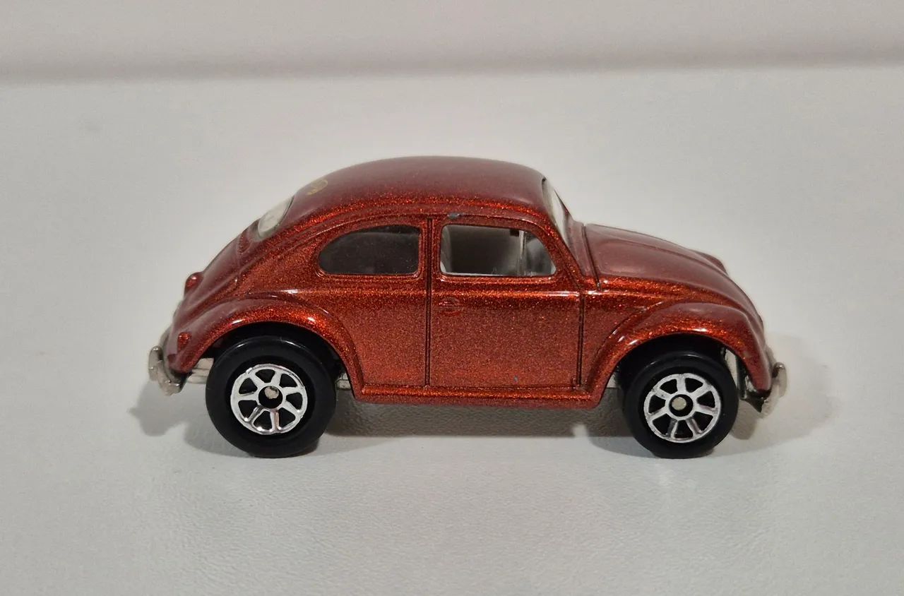 Hot Wheels Volkswagen Beetle Exclusivo Car Crusher Playset