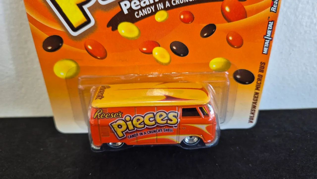 Hot Wheels Volkswagen T1  Reese's Pieces Panel Bus  - Foto 4