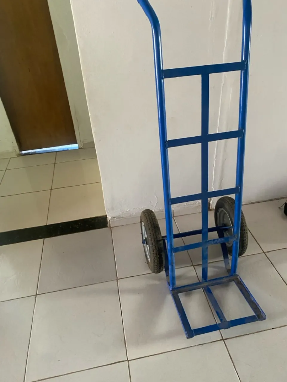 Carrinho de mão azul reforçado