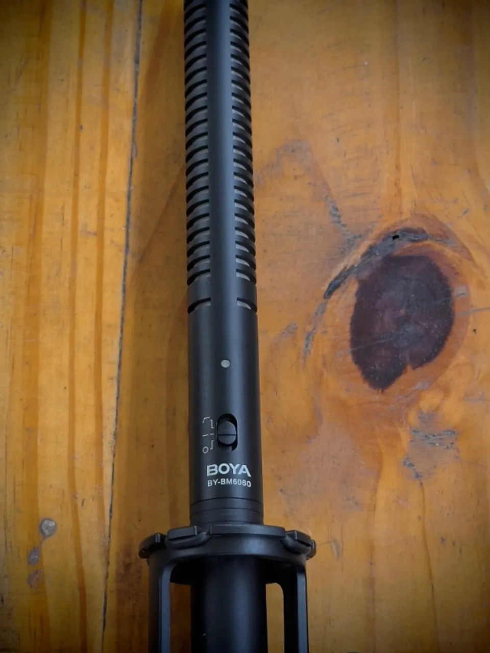 Microfone Shotgun BOYA BY-BM6060 com Deadcat, Shockmount e Cabo XLR