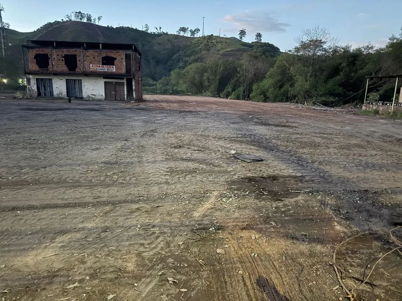 alugo area 4000 m2 com galpao com ponte Rolante de 1100 a 2200 m2.