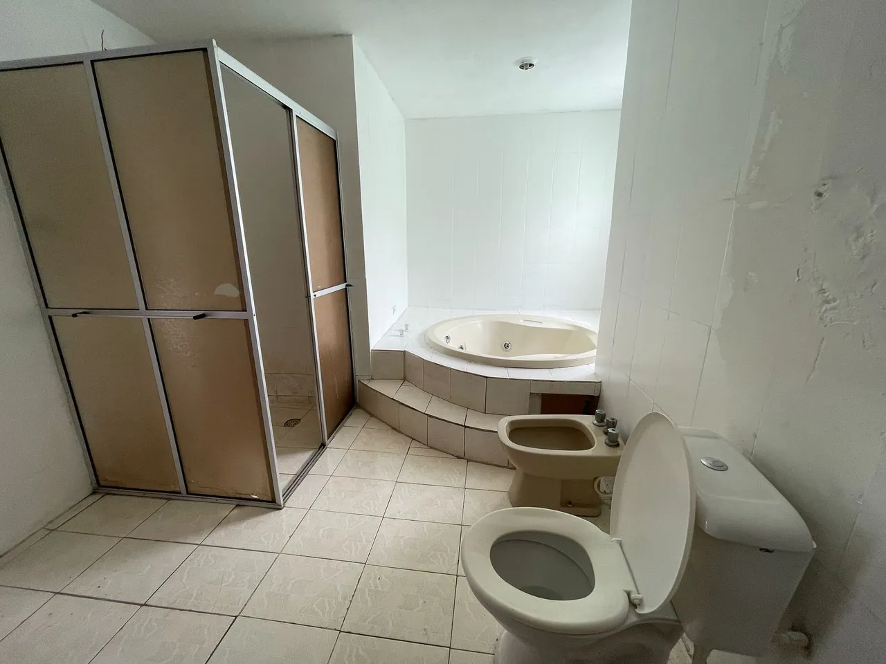 Sobrado para aluguel possui 300 metros quadrados com 4 quartos em Bairro Alto - Curitiba -