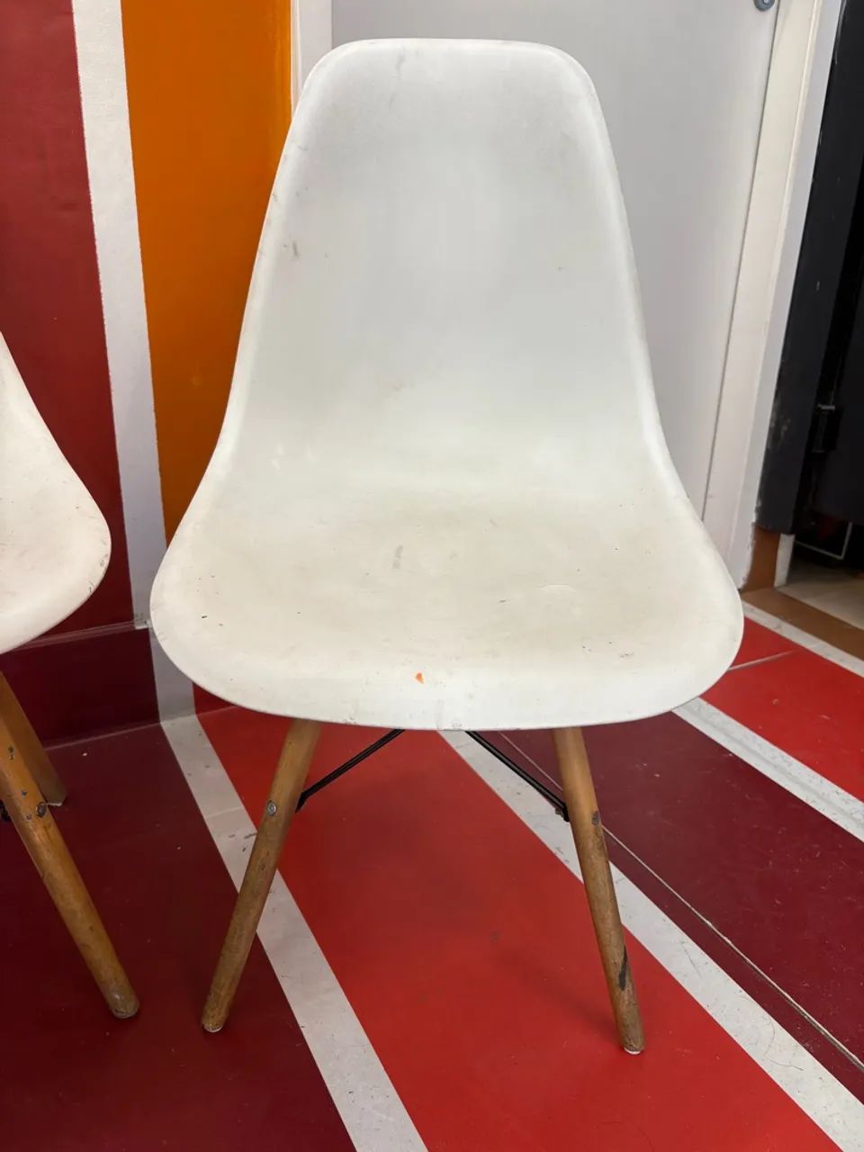 Cadeira com pés palito em madeira - Foto 3