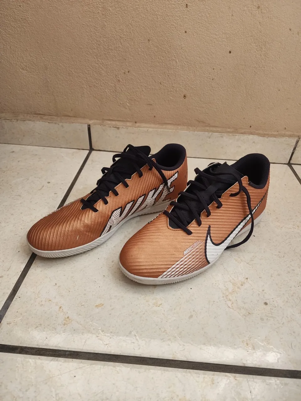 Chuteira Nike Mercurial - Tamanho 41 - Salão