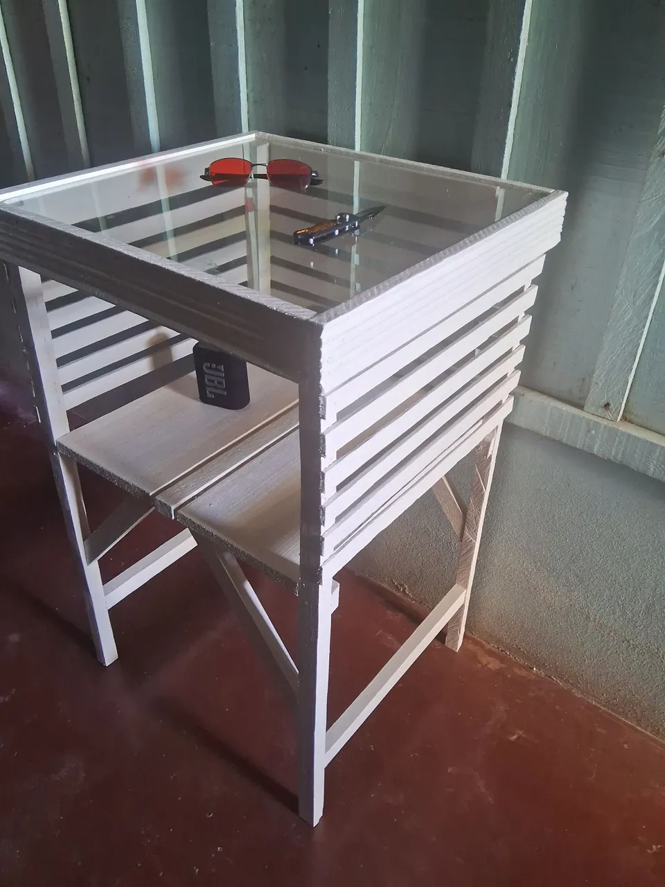 Mesa de Canto Artesanal com Detalhes em Madeira