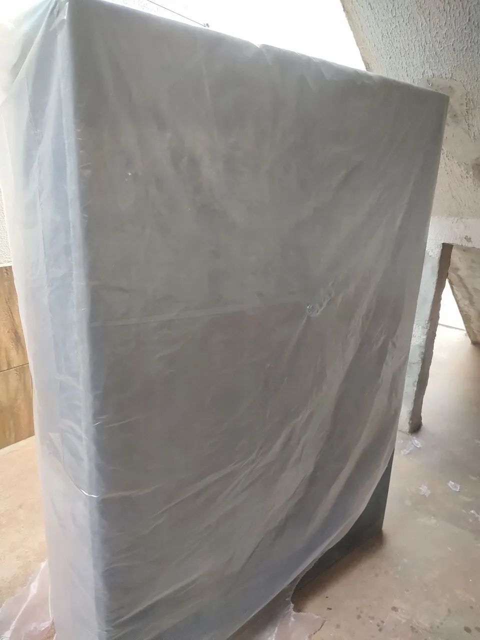 Vendo uma base de cama box casal semi nova230 Não entrego buscar no balneário meia ponte! - Foto 3