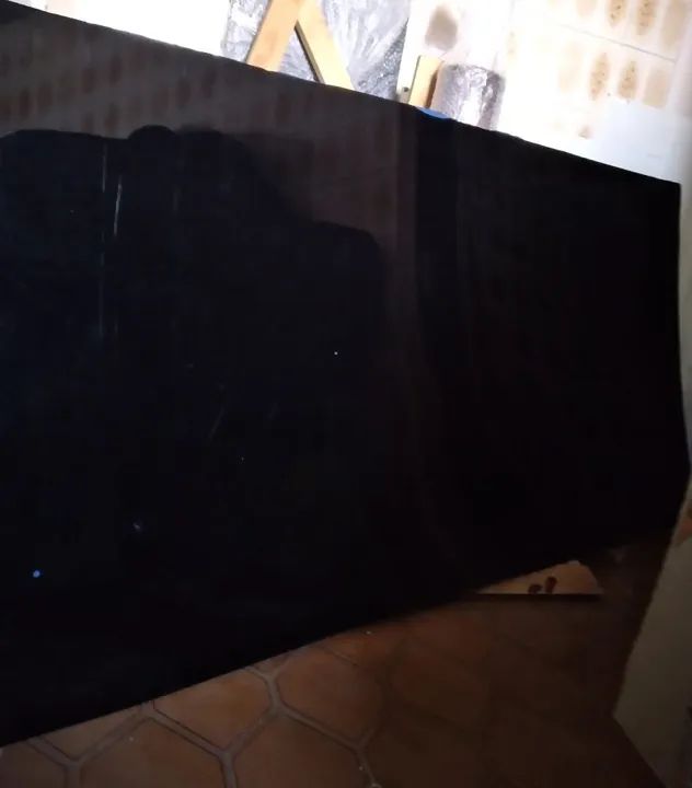 3 chapas de acrílico preto. Medidas 2,00m de largura X 1,00 de altura. 