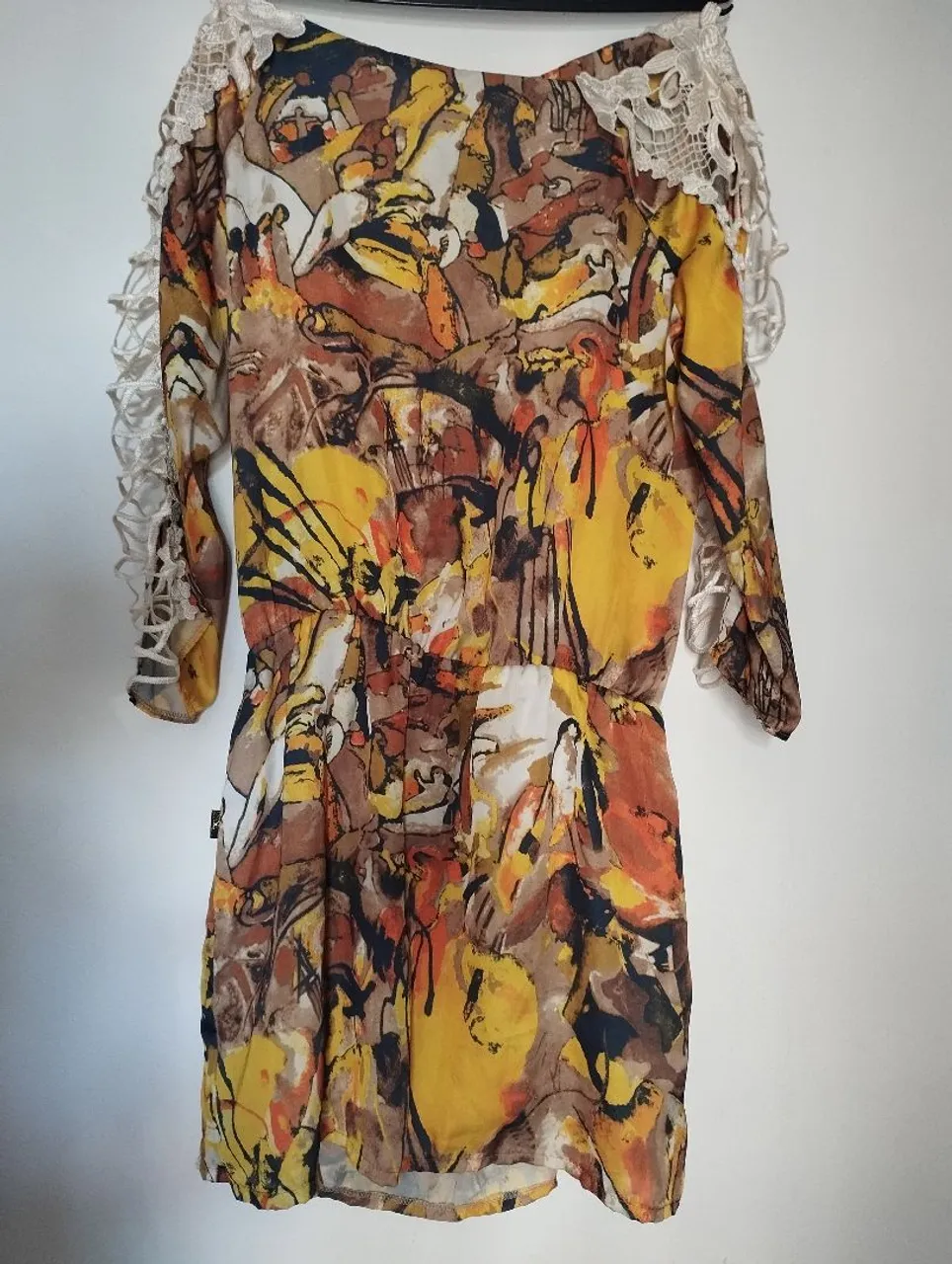 Vestido estampado com detalhes em renda