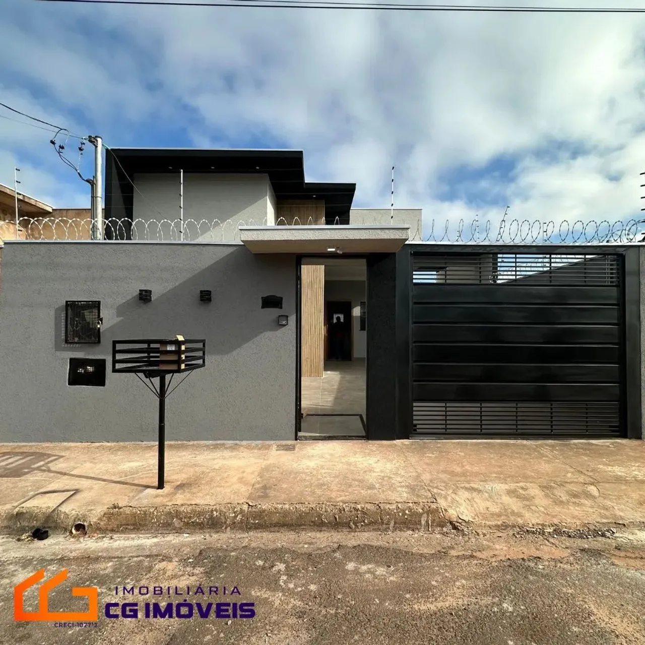 Casa á venda com 3 quartos sendo 1 suíte, área gourmet no Jardim Itapuã, região do Santo A