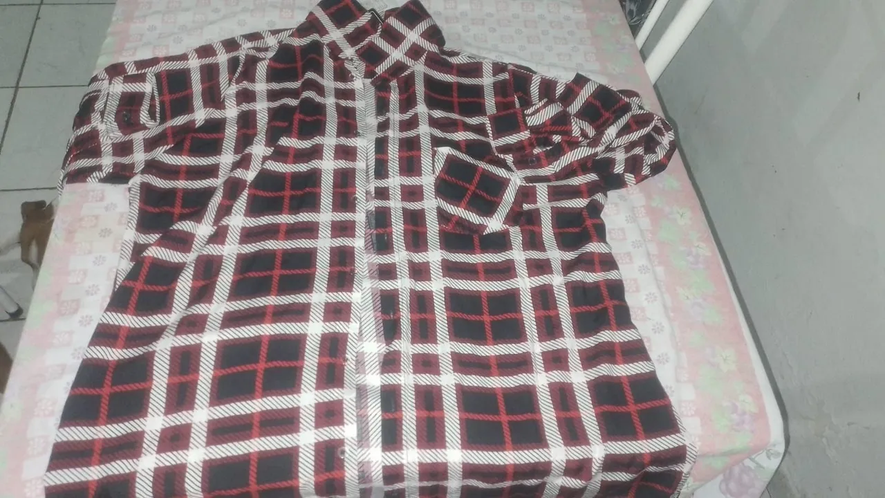 Camisa xadrez vermelha e preta