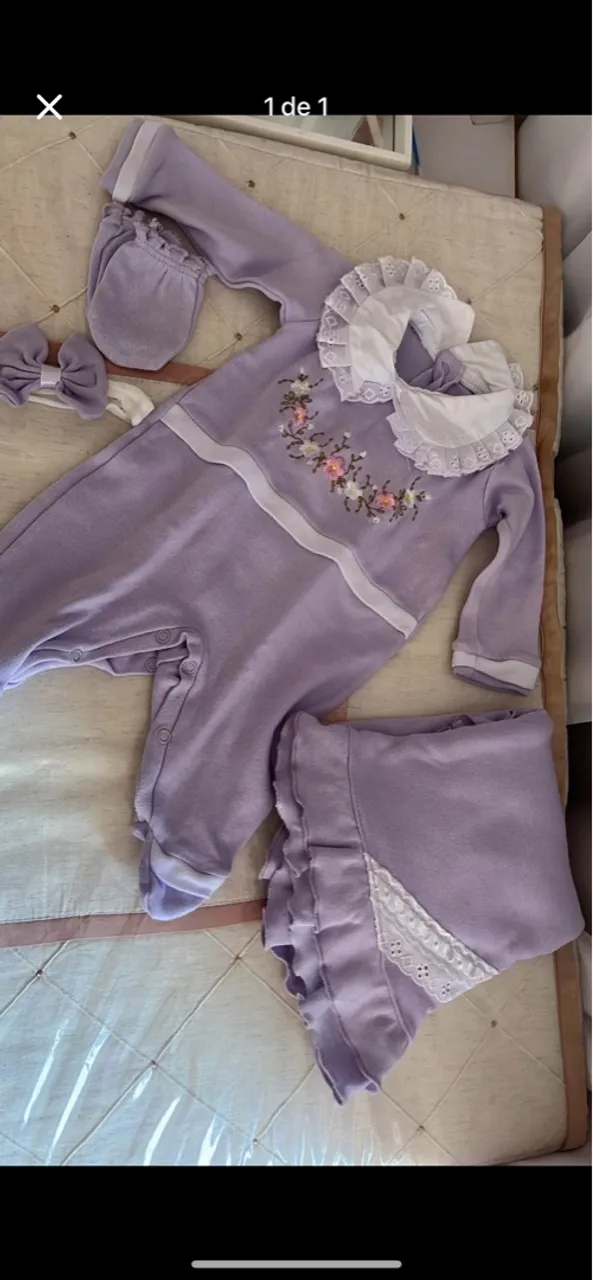 Macacão bebê menina com bordado floral