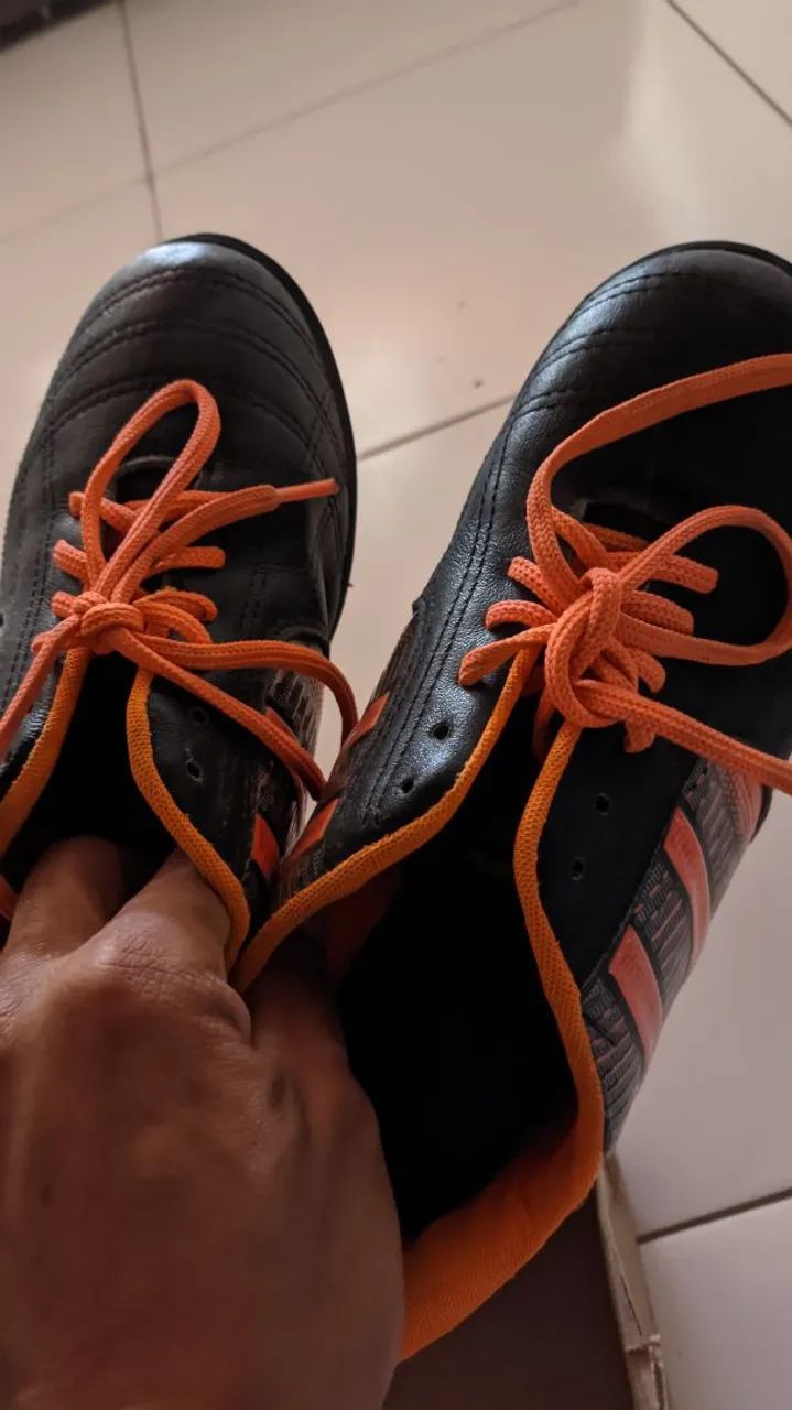 Chuteiras  - Pretas com detalhes Laranja - Foto 3