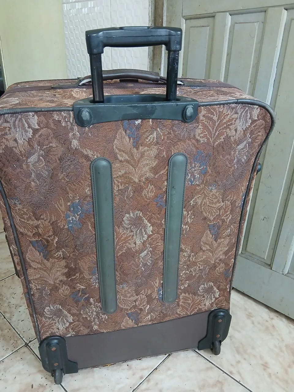 Mala de Viagem Marrom com Rodinhas23 kilos. 75 de cima pra baixo e 52 de largura3 kilos  - Foto 3