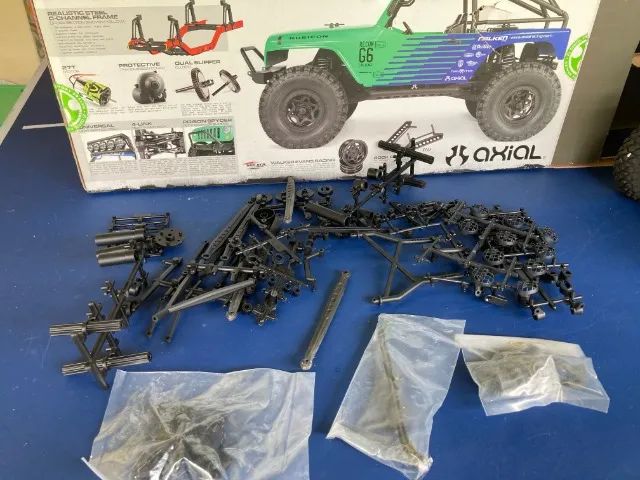 Carrinho de controle remoto rock crawler RC AXIAL SCX 1/10 - JEEP - Foto 4