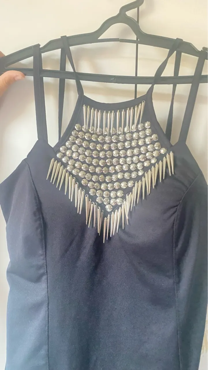 Vestido preto com detalhes em spikes 38/40- usado poucas vezes