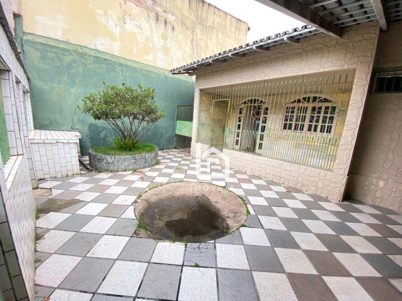 Ampla Casa Comercial na Av. Ministro Salgado Filho!