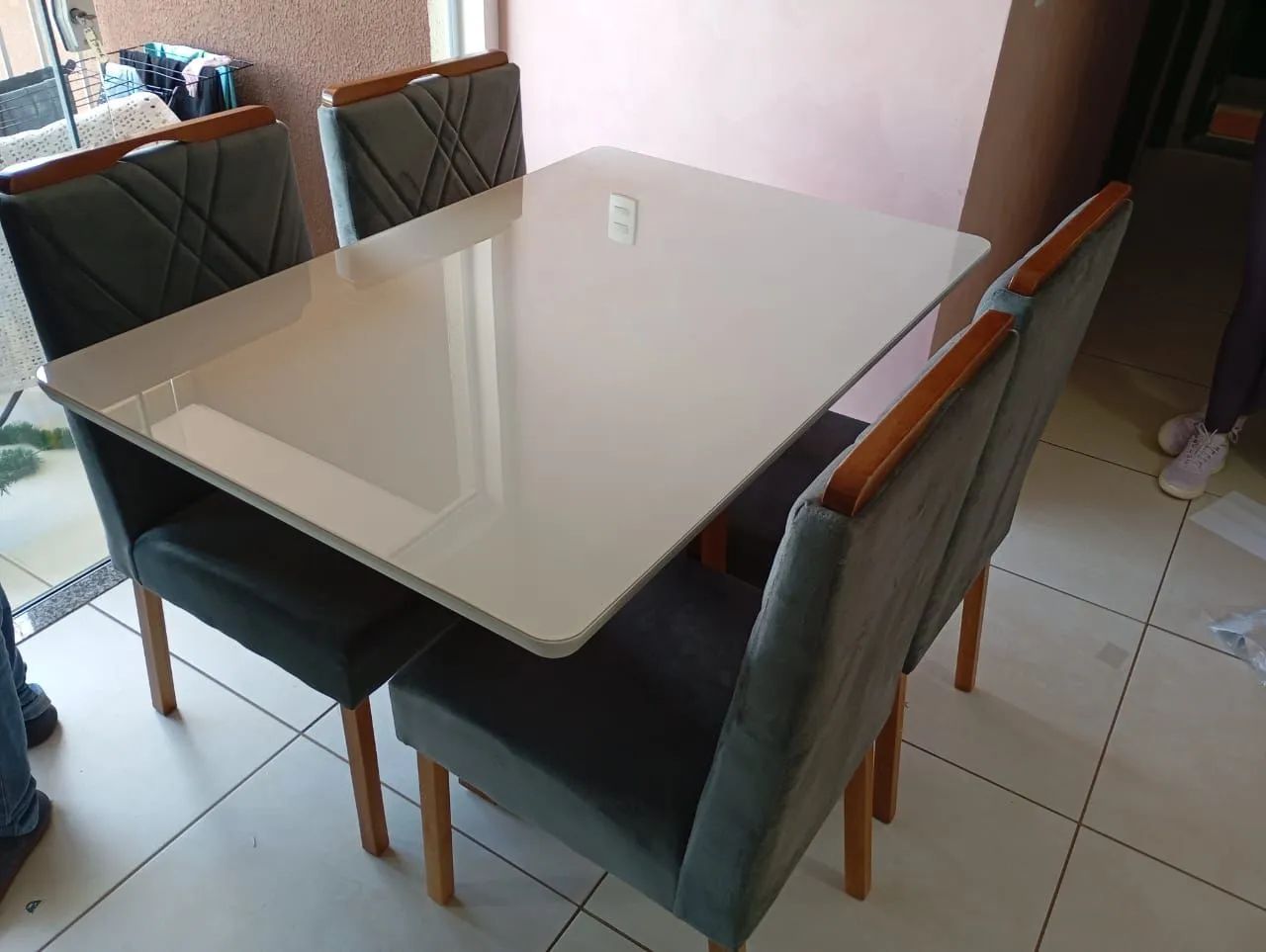 Mesa de Jantar em Laca, com cadeiras de madeira maciça para 4 pessoas  - Foto 2