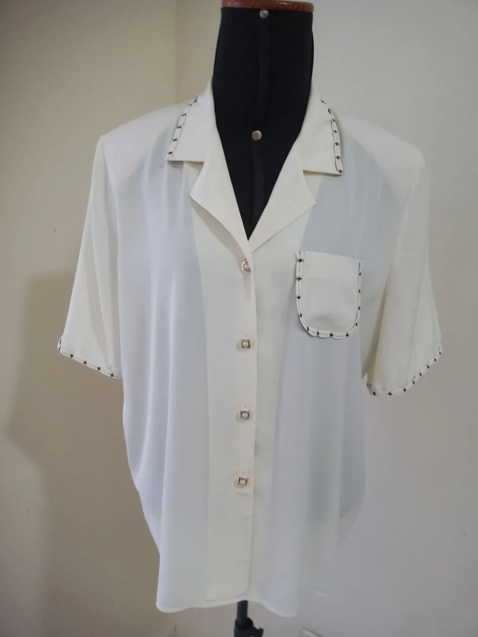 Camisa feminina creme com detalhes - Foto 3