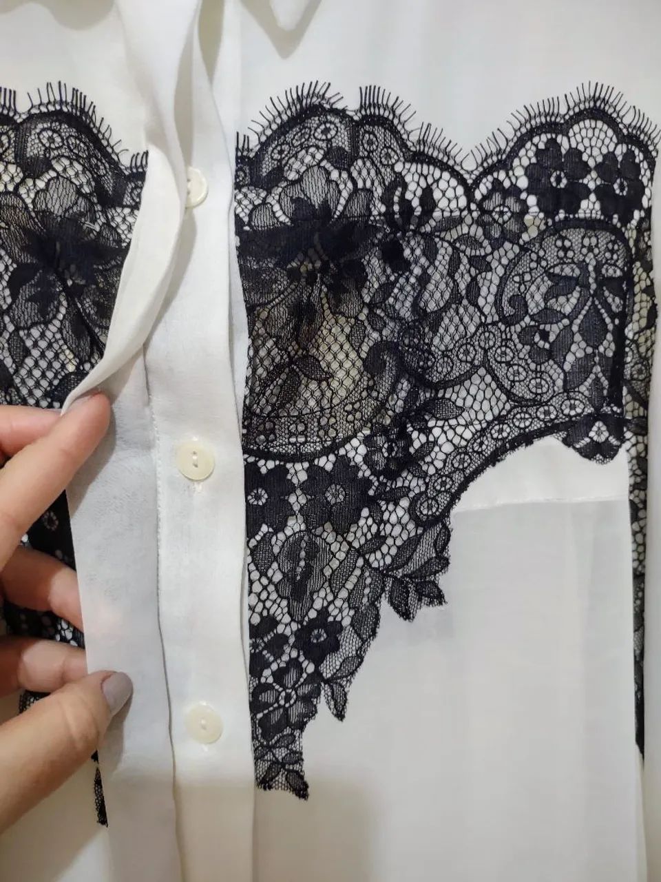 Camisa com transparência e aplicação de renda G - Foto 2