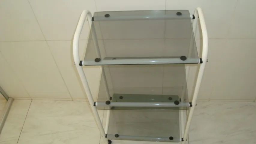 Estante / Rack Multiuso tubular com prateleiras de vidro e rodízios - Foto 4