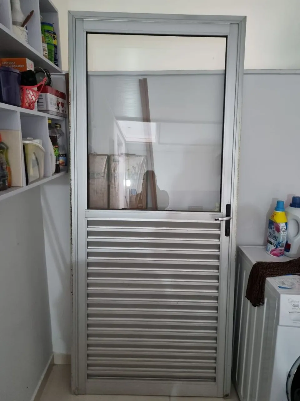 Porta de alumínio com visor de vidro