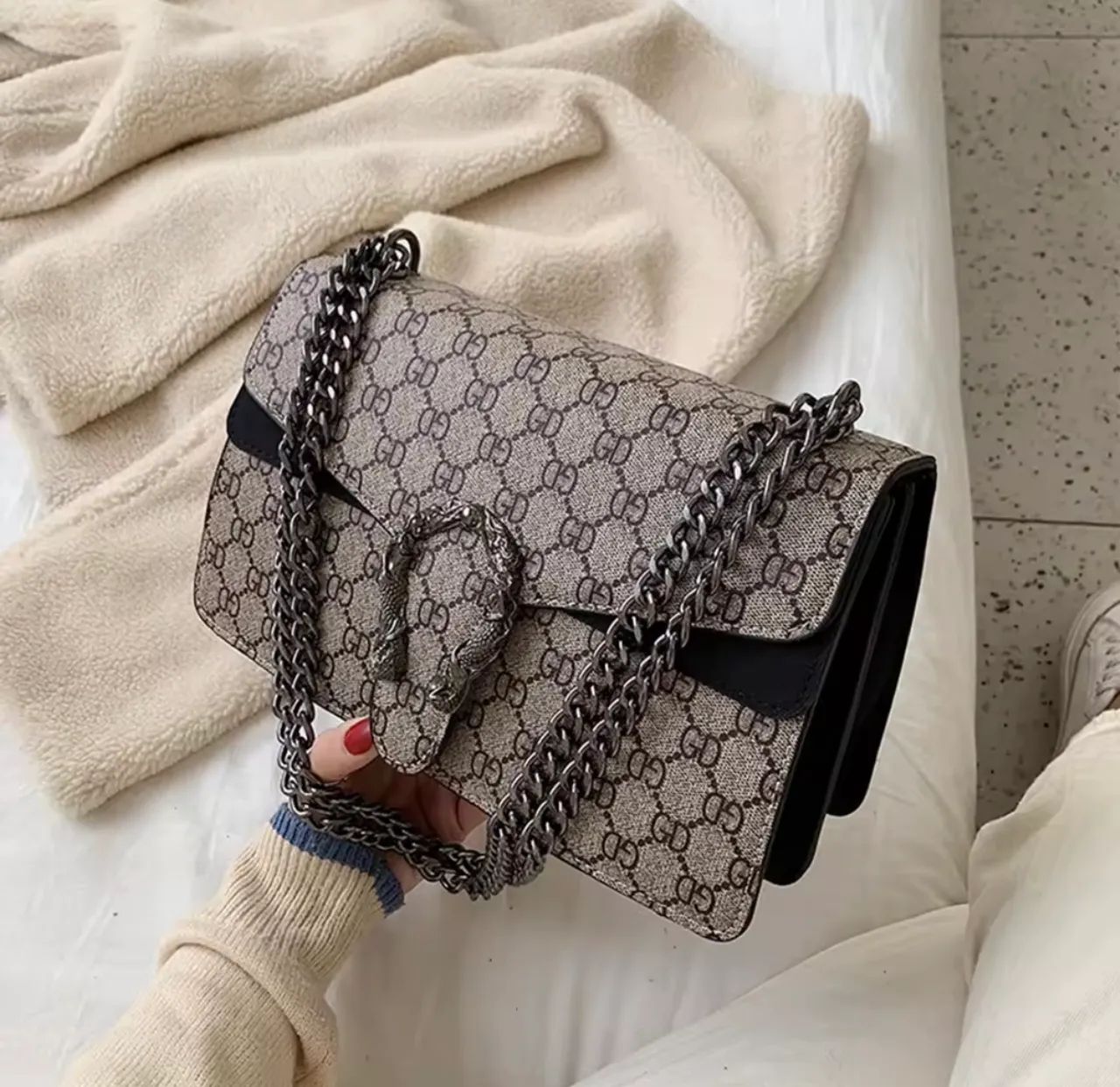 Lindíssima Bolsa Transversal com fecho em metal 