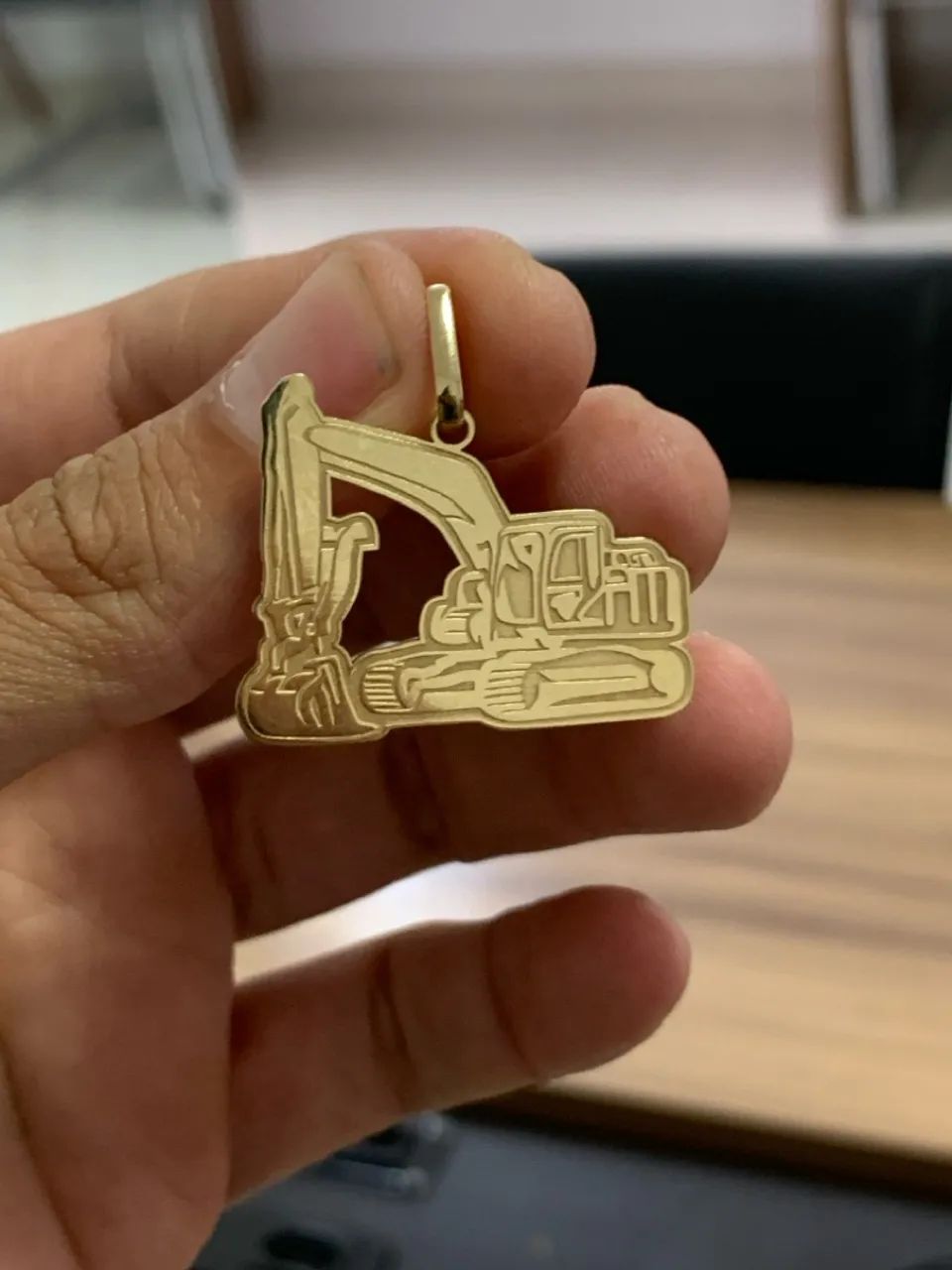 Pingente Escavadeira Ouro 18