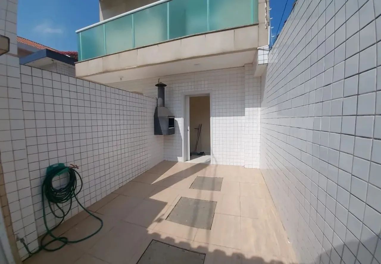Sobrado triplex com 02 suítes e 110 m² localizado no bairro Marapé - Santos