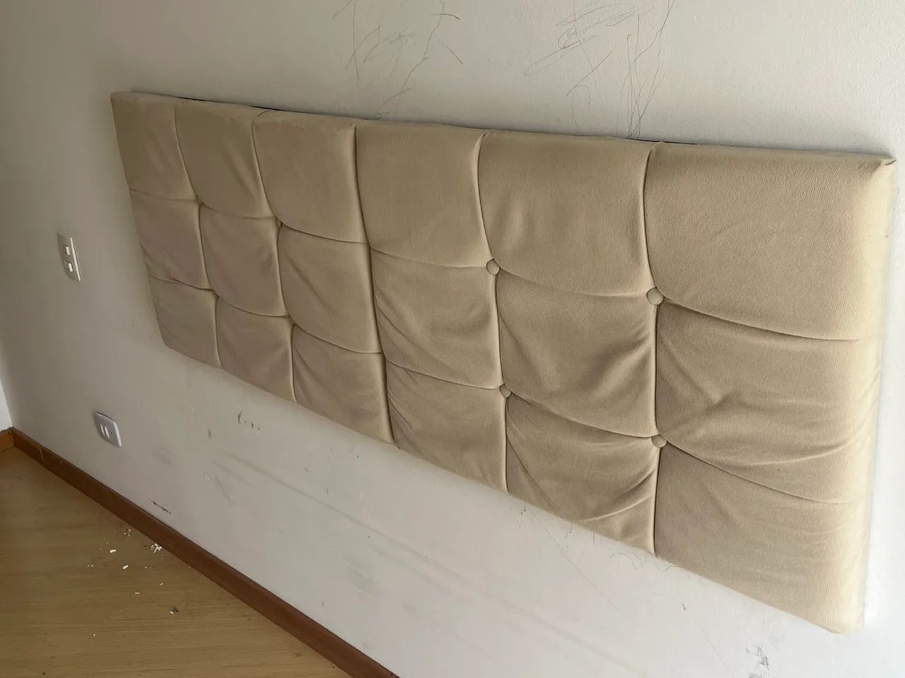 Cabeceira de cama acolchoada de suede bege 158cm  - Foto 3