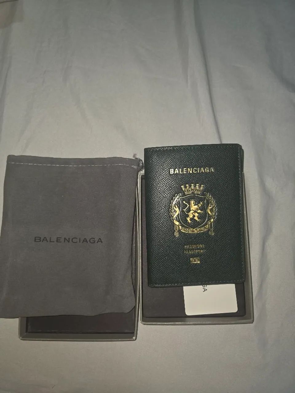 Balenciaga passaporte