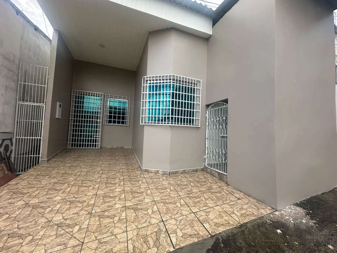 Casa térrea com 2 suítes no manoa