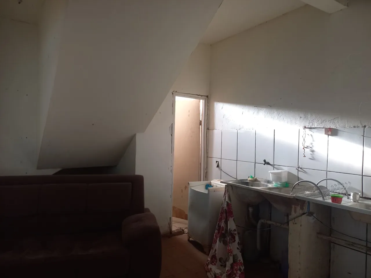 Aluga-se casa na Qd 101, conjunto 2, casa 8, pertoda CEF, sala, cozinha,2 quartos,