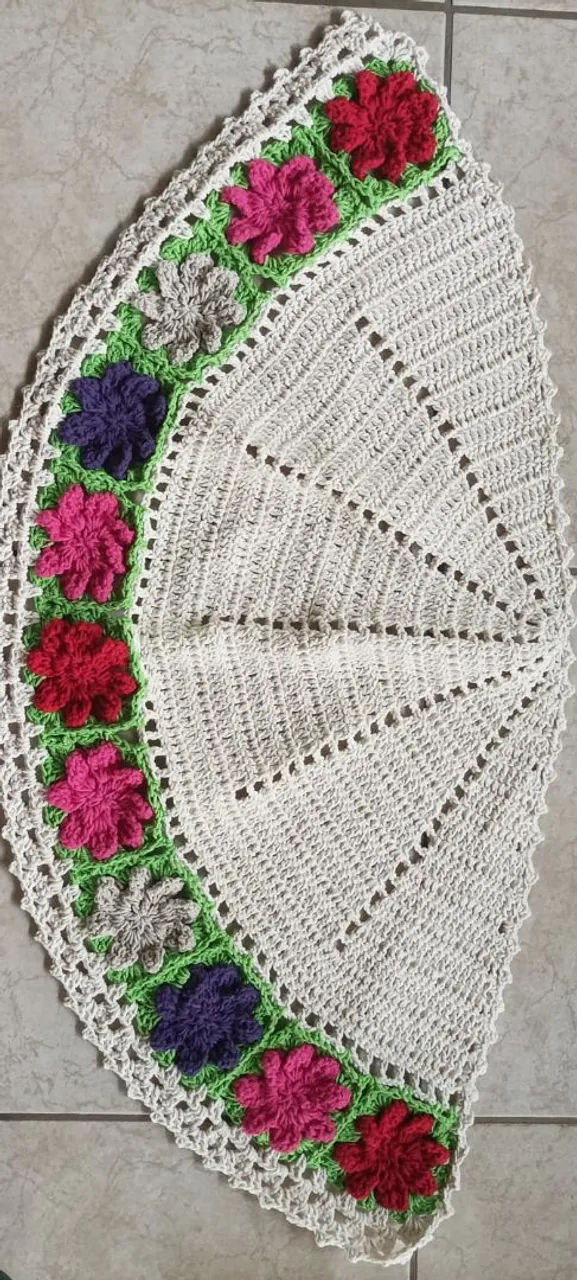 Tapete de crochê feito à mão com flores branco