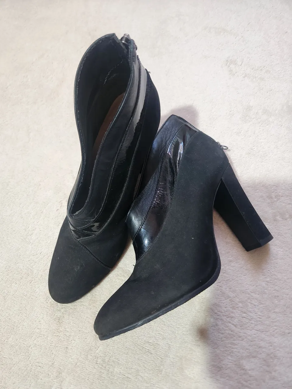Botas pretas de salto alto