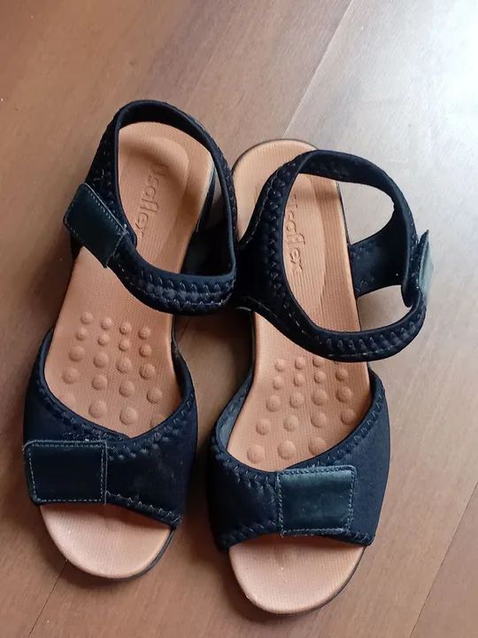 Sandálias pretas confortáveis