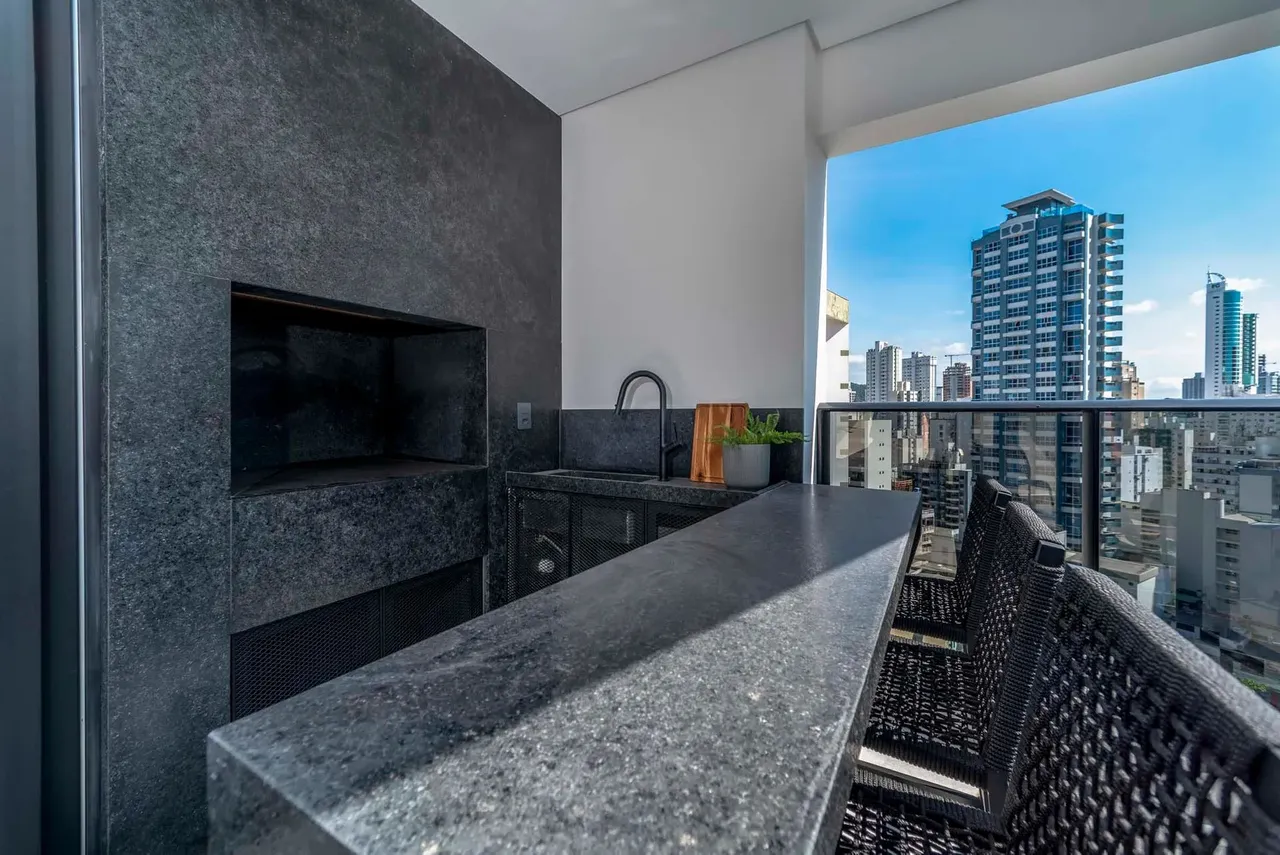 Apartamento Finamente Mobiliado com 4 suítes, 190m² - Centro