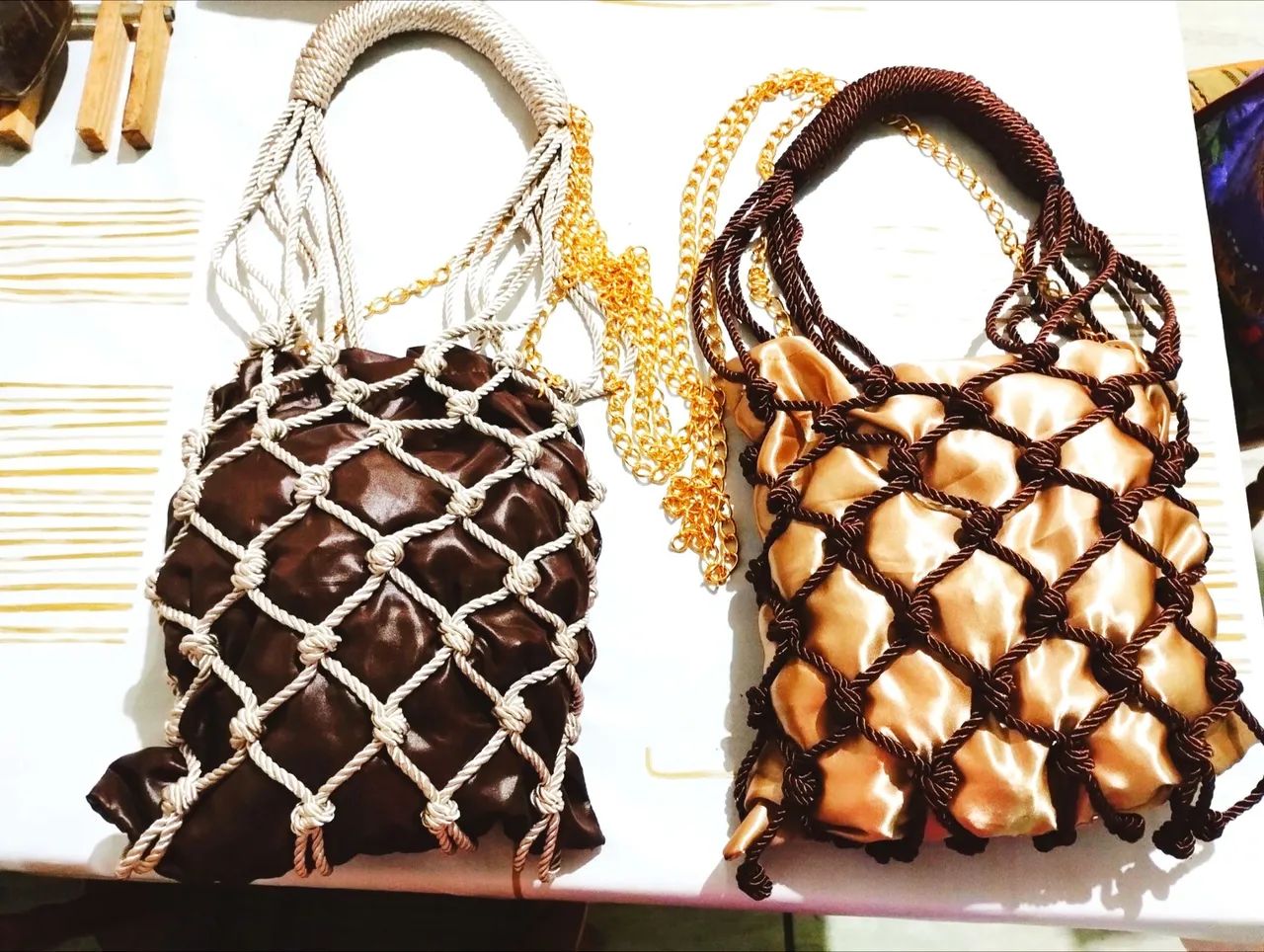 Bolsa de Mão em Macramê Dourada - Elegância e Estilo - Foto 5