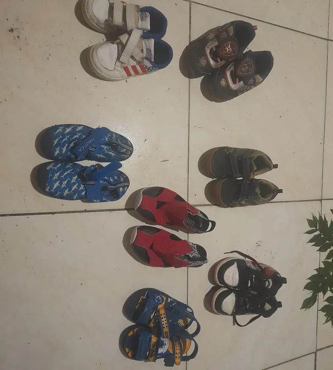 Sapatos infantis de diversas cores e estilos