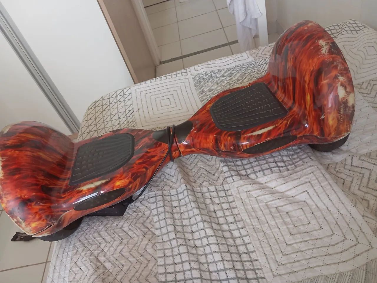 Hoverboard com design flamejante