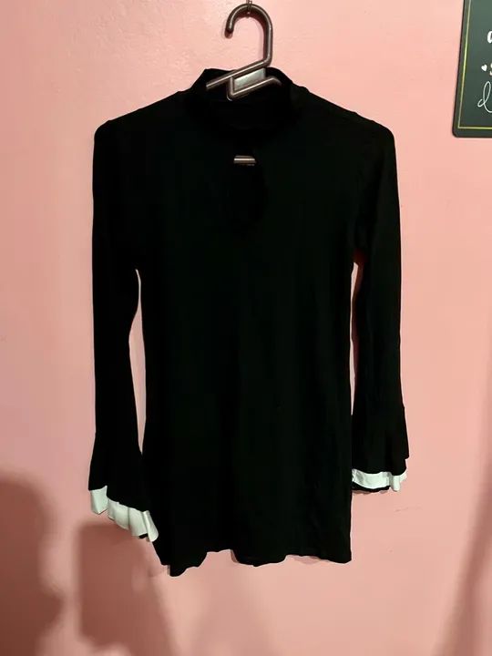 Vestido preto com mangas bufantes TAM M 