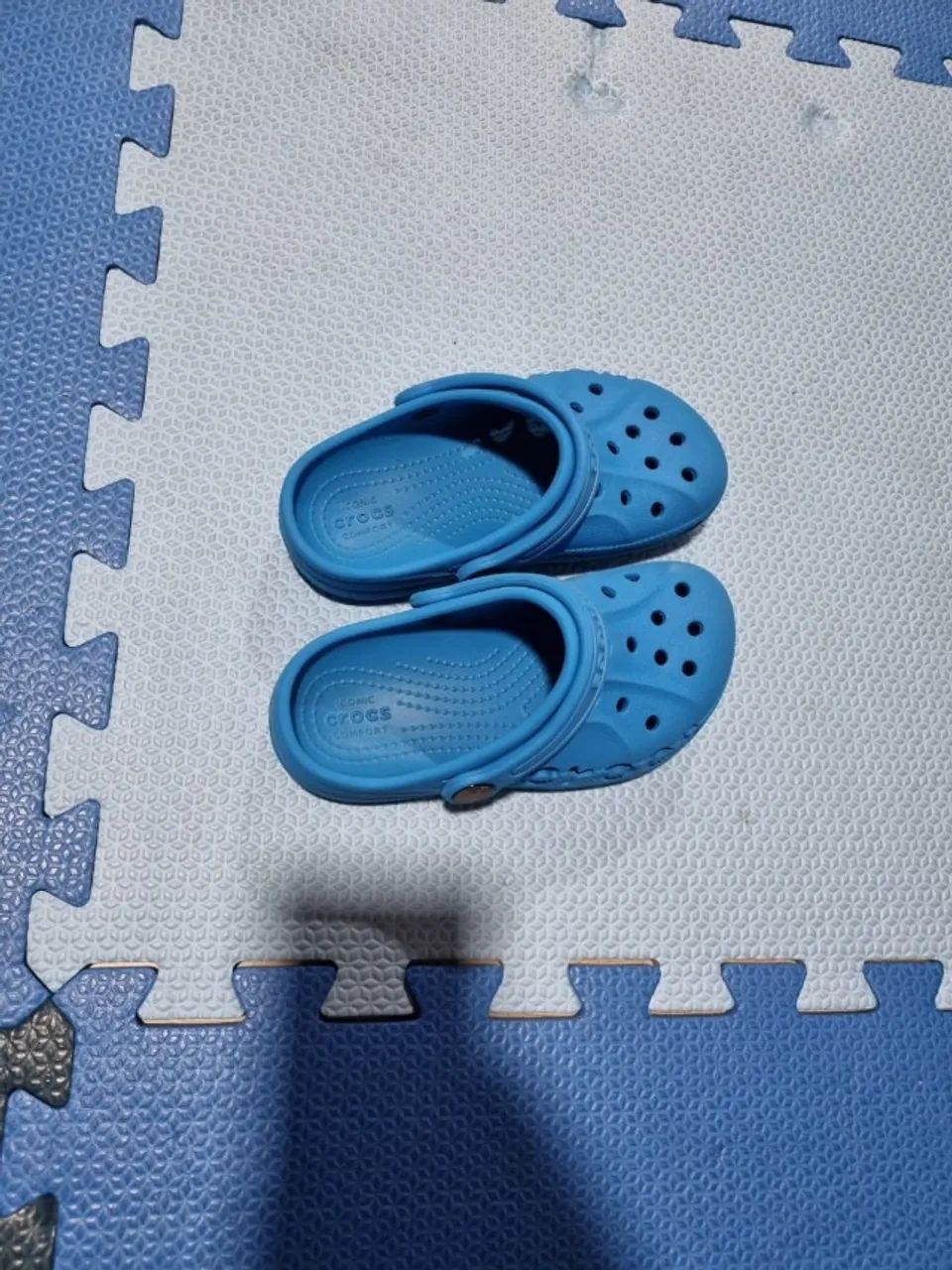  Sandálias Crocs Infantil Azul - Tamanho Pequeno - Foto 2