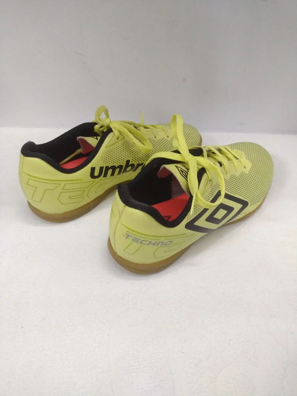 Chuteira futsal Umbro n.34 unissex em estado de nova - Foto 3