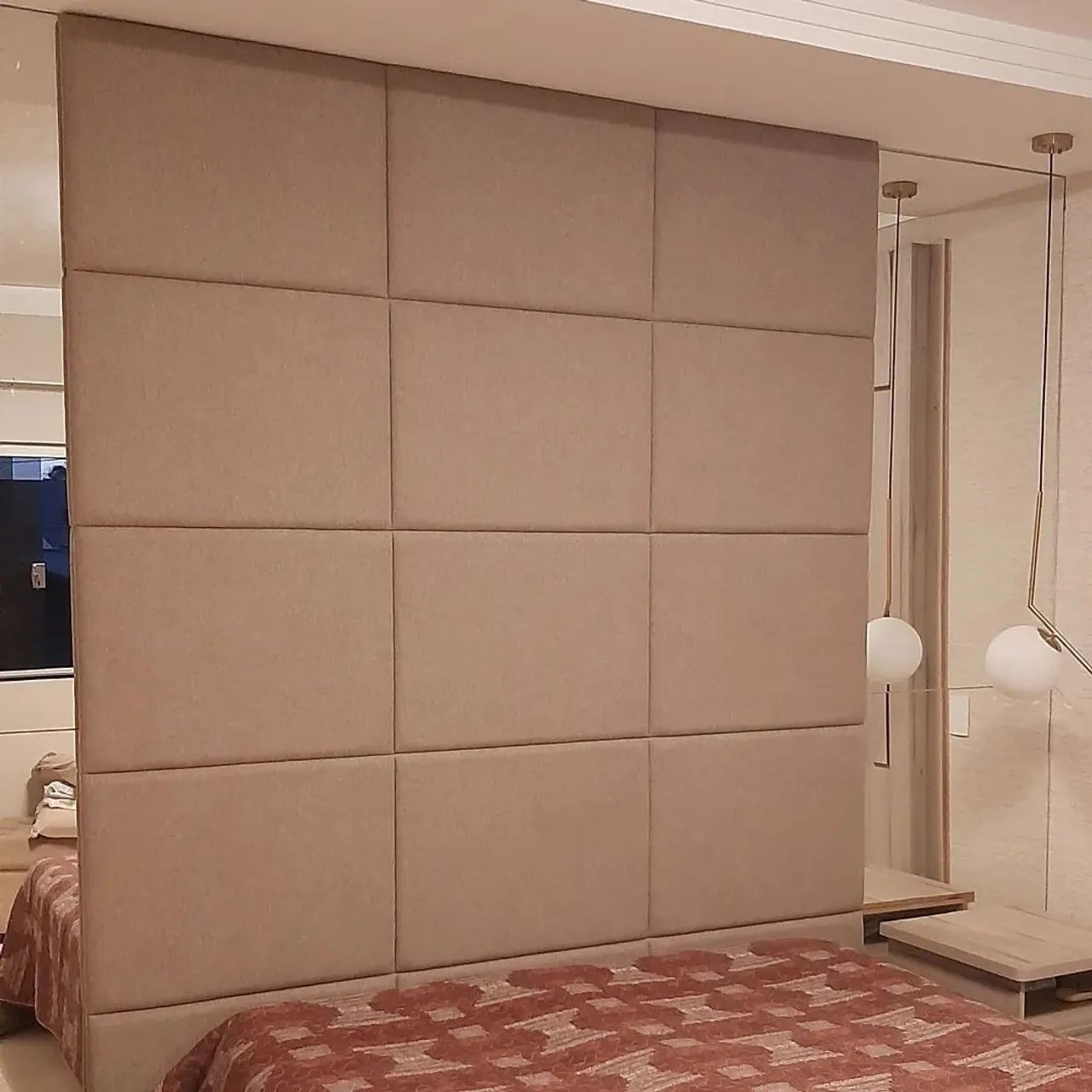 Linda cabeceira de cama estofada na cor rosa, com design moderno e elegante. - Foto 2