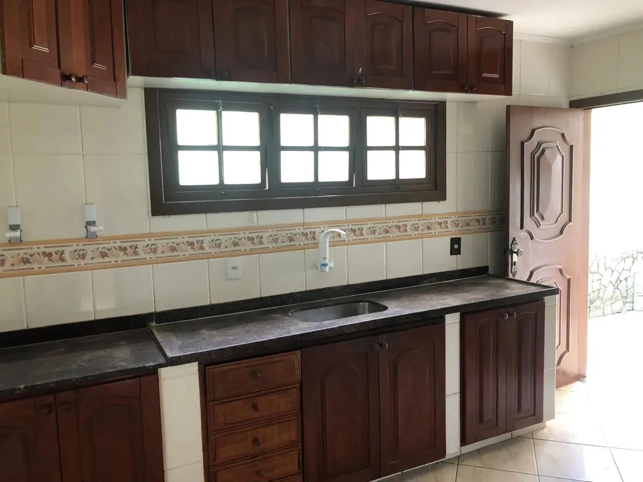 OPORTUNIDADE! Casa Ampla com 3 quartos, sendo 1 suíte 110m² com 1 vaga de garagem - Cost