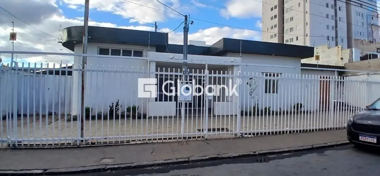 Casa comercia para venda e locaçãol no centro, com 200m², garagem para 1 carro.