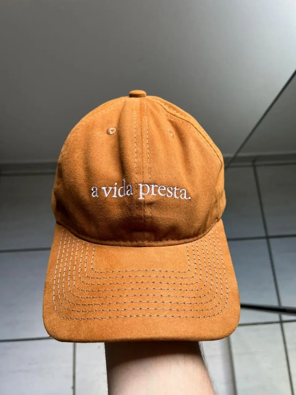 Boné A VIDA PRESTA 100% de algodão fivela ajustável NOVO