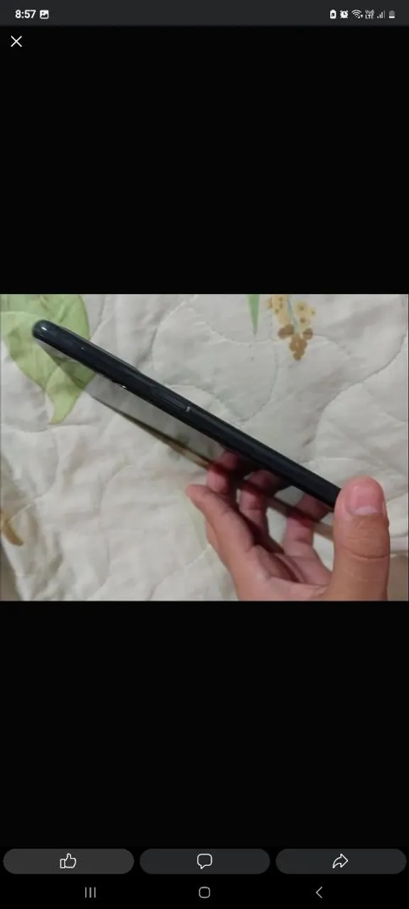 O telefone está em boas condições, apenas com umas trincas, mas não afeta nada.