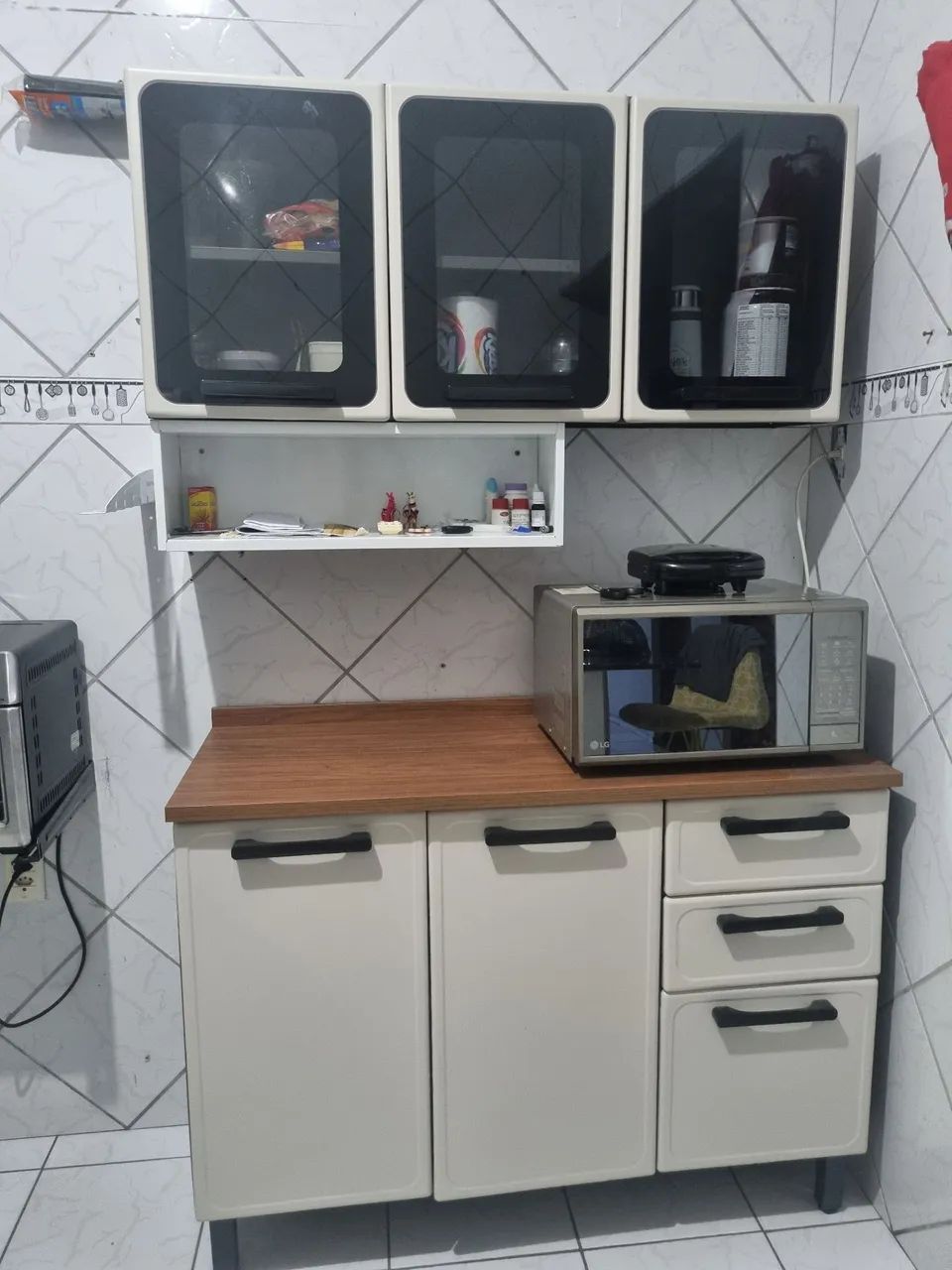 Armário de Cozinha completo com balção, pouco tempo de uso.