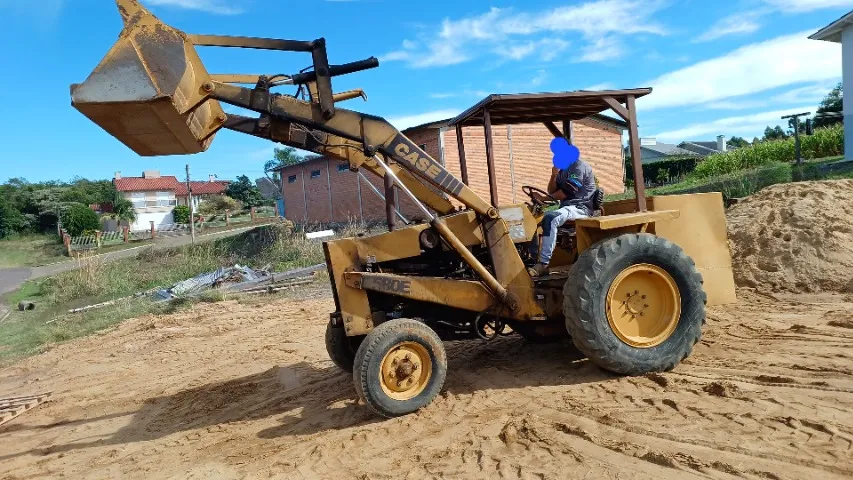 Retroescavadeira Cadê 580E torque e bomba hidráulica zerado, trabalhando diariamente,